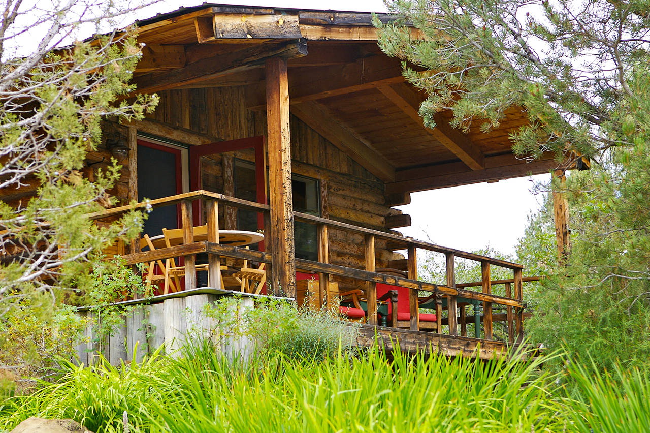 Charming Garden Cottage on Private Lake w/Hot Tub